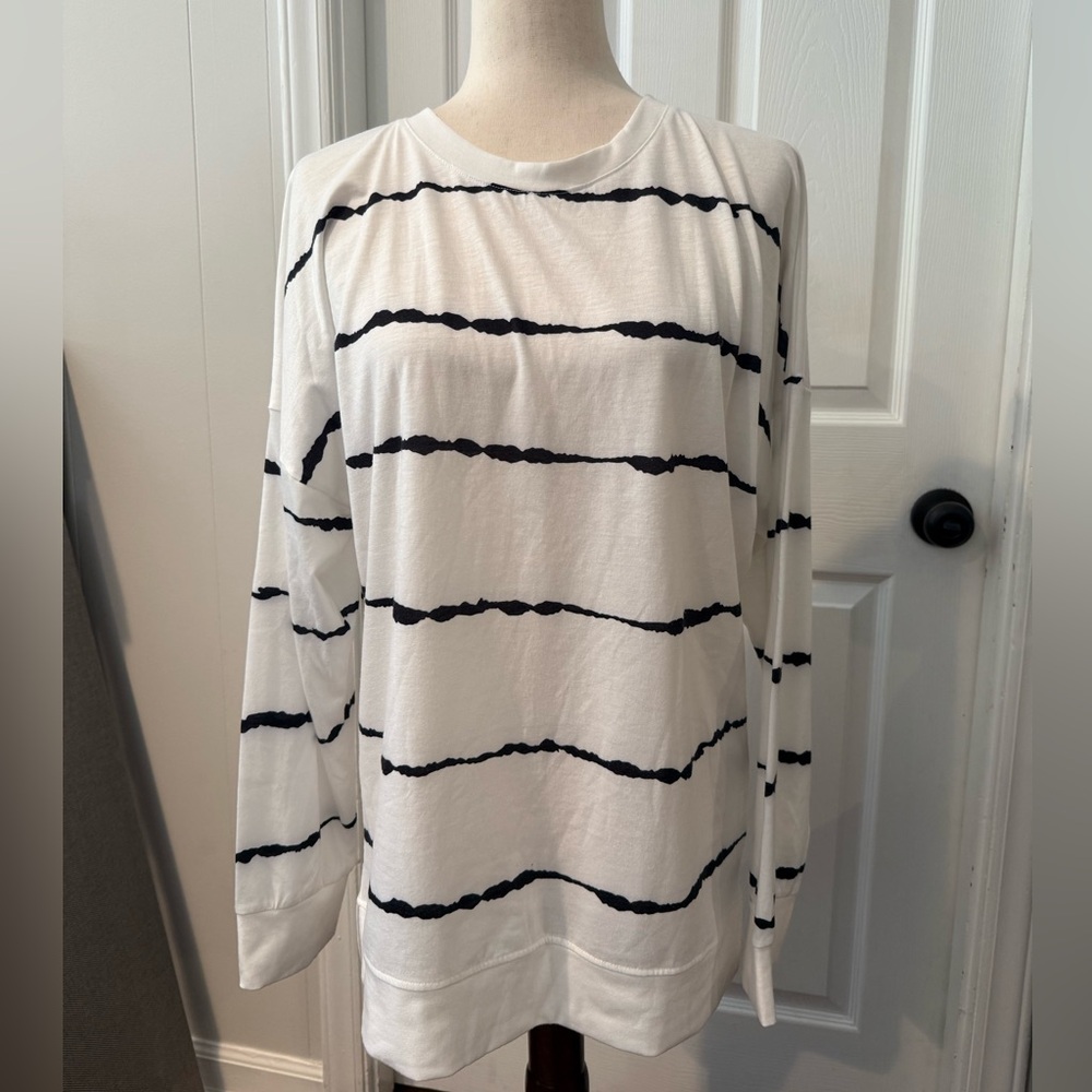Black & White Static Print Ling Sleeve Top Size Medium